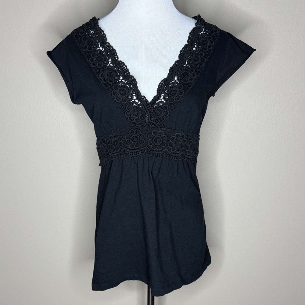 Eyelash Couture womens sleeveless black blouse crochet floral trim size L.